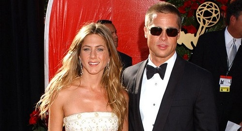 Jennifer Aniston is hiding in Brad Pitt's bathtub